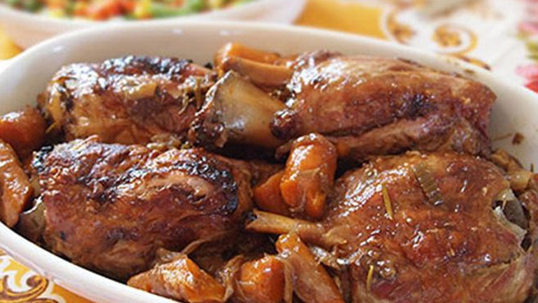 Κότσι χοιρινό «μεθυσμένο» στη γάστρα